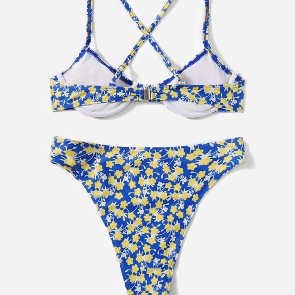 Bikini - Picture 3 of 7